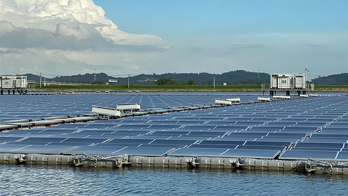 セムコープ?テンゲ水上設置太陽光発電所　シンガポール